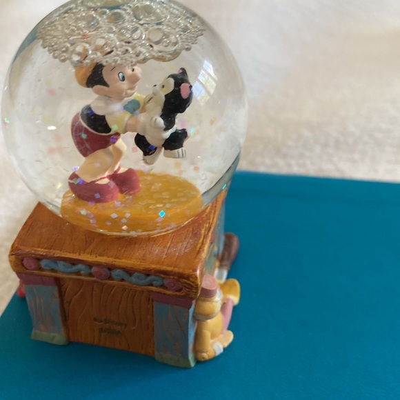 DISNEY PINOCCHIO AND FÍGARO SNOW GLOBE - Picture 6 of 6